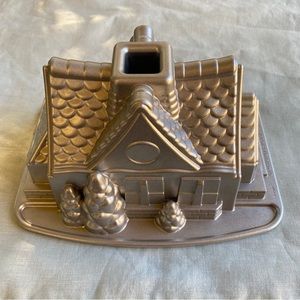 Nordic Ware Christmas cast aluminum gingerbread house 9 cup 2.1L bundt cake pan